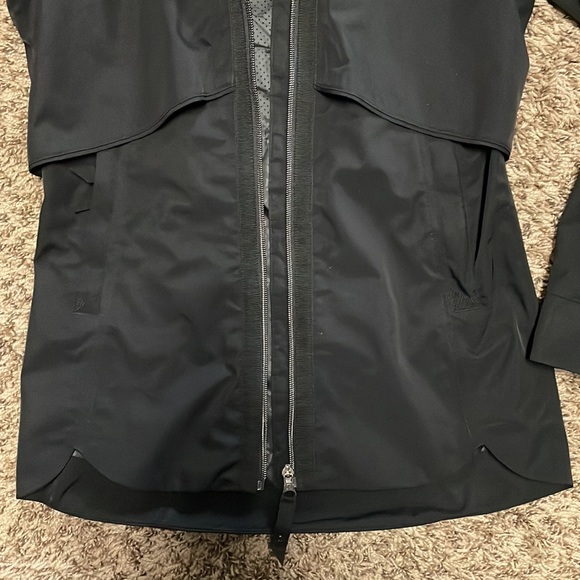 Lululemon Jacket - NWOT size 2 - Picture 5 of 10